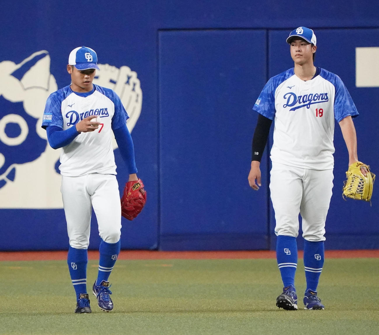 中日対広島　試合前練習で梅津と言葉を交わす根尾（左）（撮影・森本幸一）