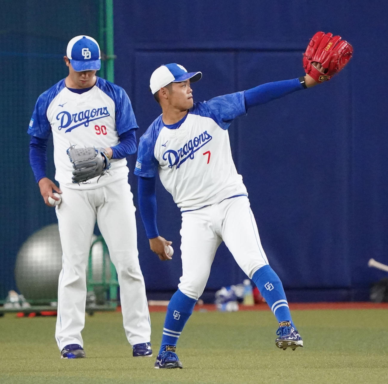 中日対広島　試合前練習でキャッチボールをする根尾（右）（撮影・森本幸一）
