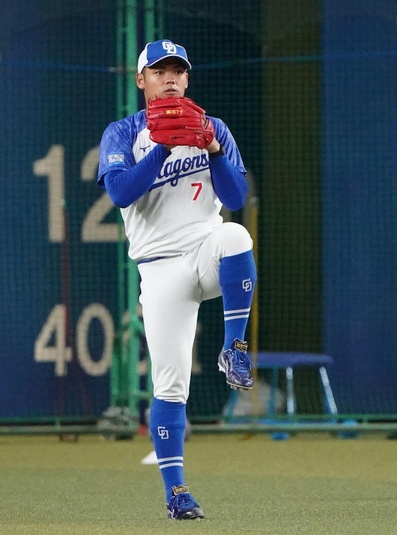 中日対広島　試合前練習でキャッチボールをする根尾（撮影・森本幸一）