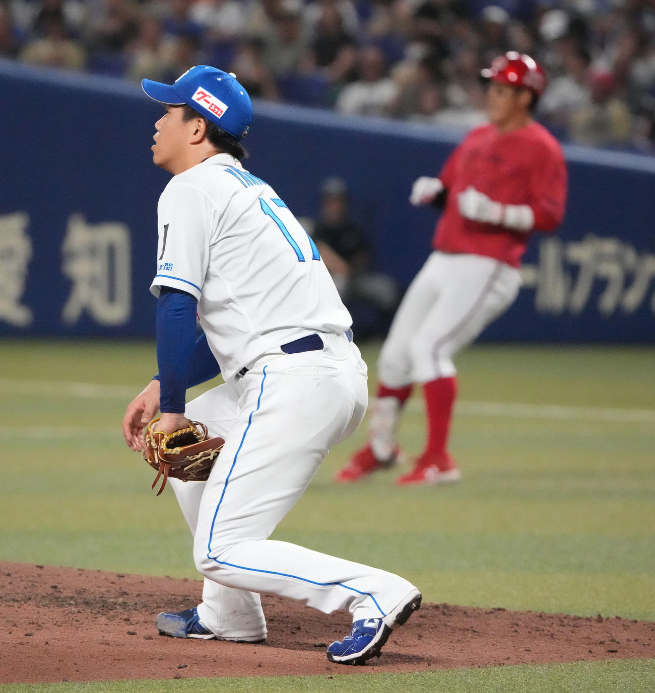 中日対広島　6回表広島2死三塁、小園に左前適時打を打たれひざをつく柳（左）（撮影・森本幸一）