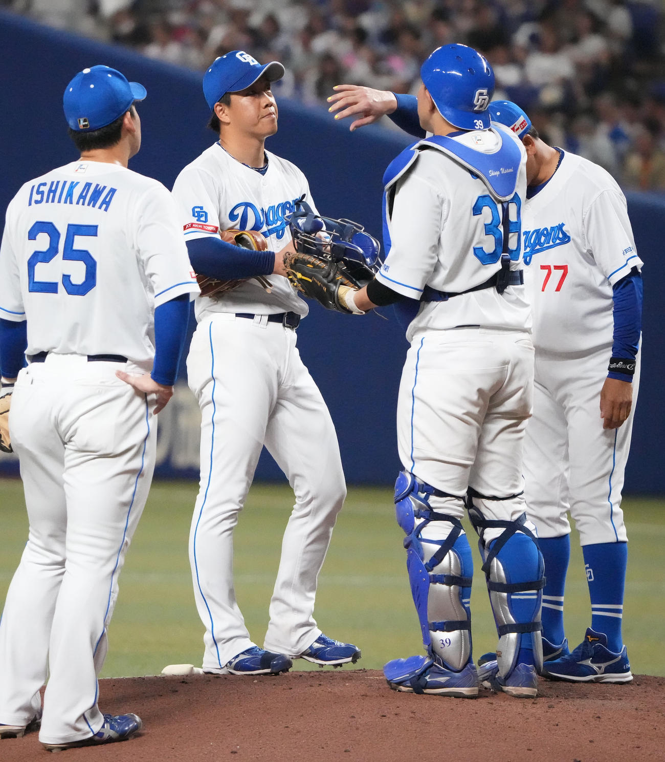 中日対広島　6回表広島2死三塁、マウンドの柳（左から2人目）のもとに集まる中日ナイン（撮影・森本幸一）