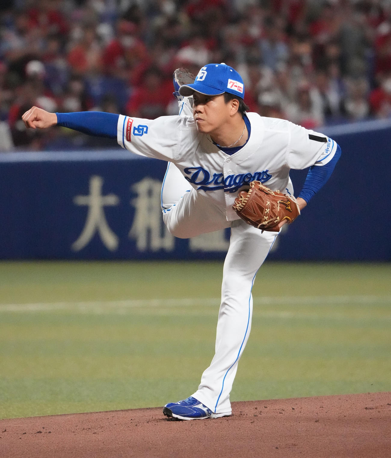 中日対広島　1回表、登板する中日先発の柳（撮影・森本幸一）
