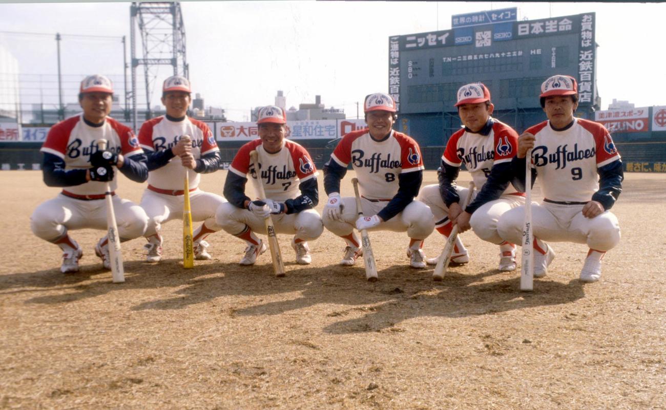 1981年、バットを持つ近鉄選手たち。左から羽田耕一、栗橋茂、小川亨、梨田昌崇（梨田昌孝）、佐々木恭介、平野光泰