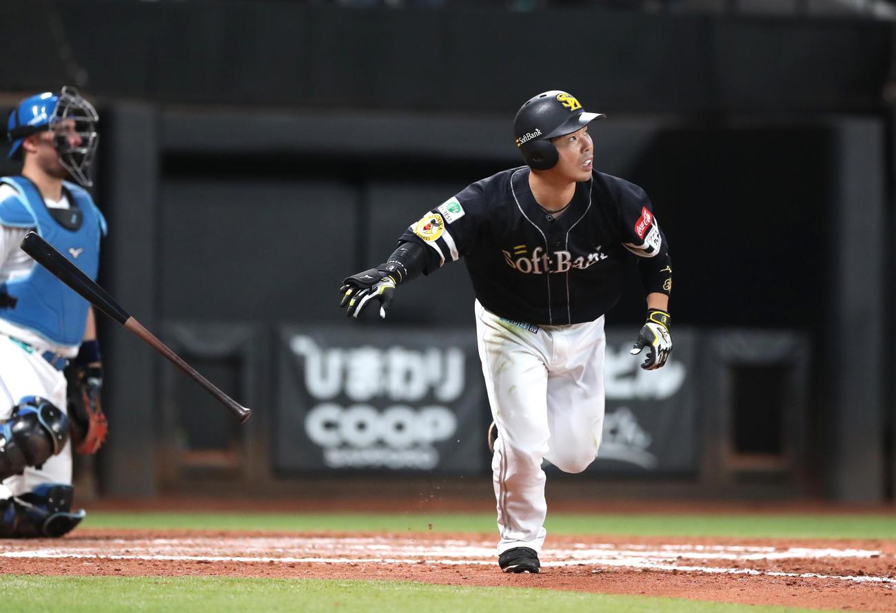 日本ハム対ソフトバンク　8回表ソフトバンク1死、中越え本塁打を放つ近藤（撮影・黒川智章）
