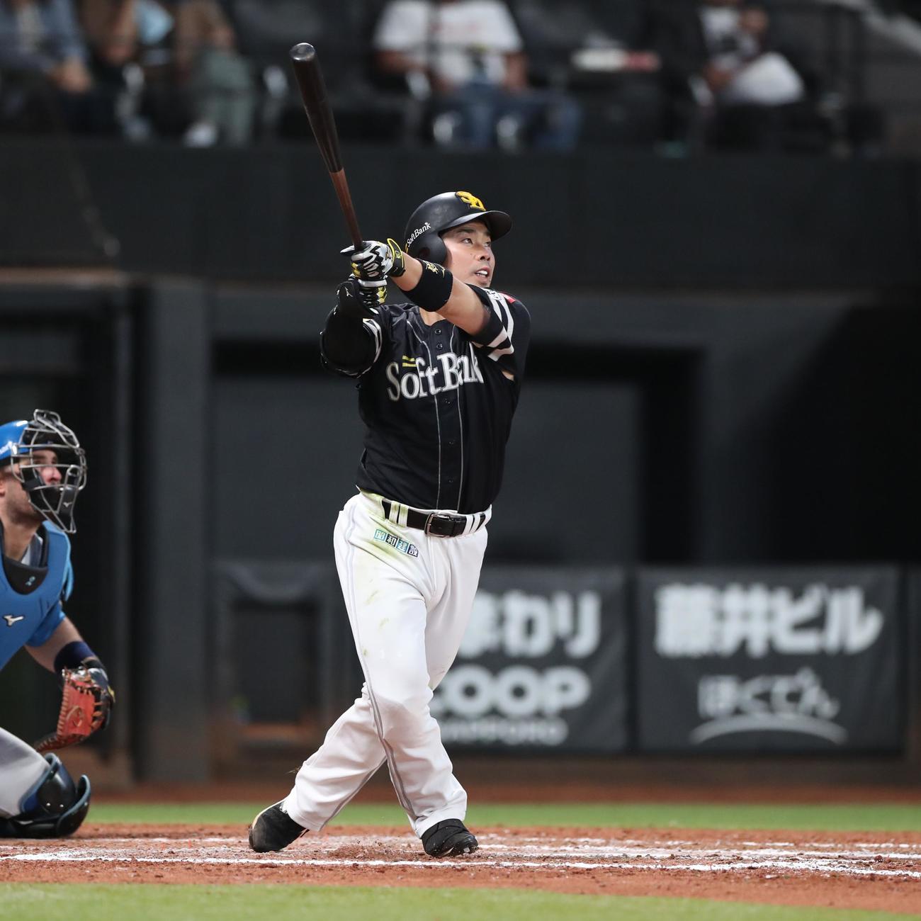 日本ハム対ソフトバンク　8回表ソフトバンク1死、中越え本塁打を放つ近藤（撮影・黒川智章）