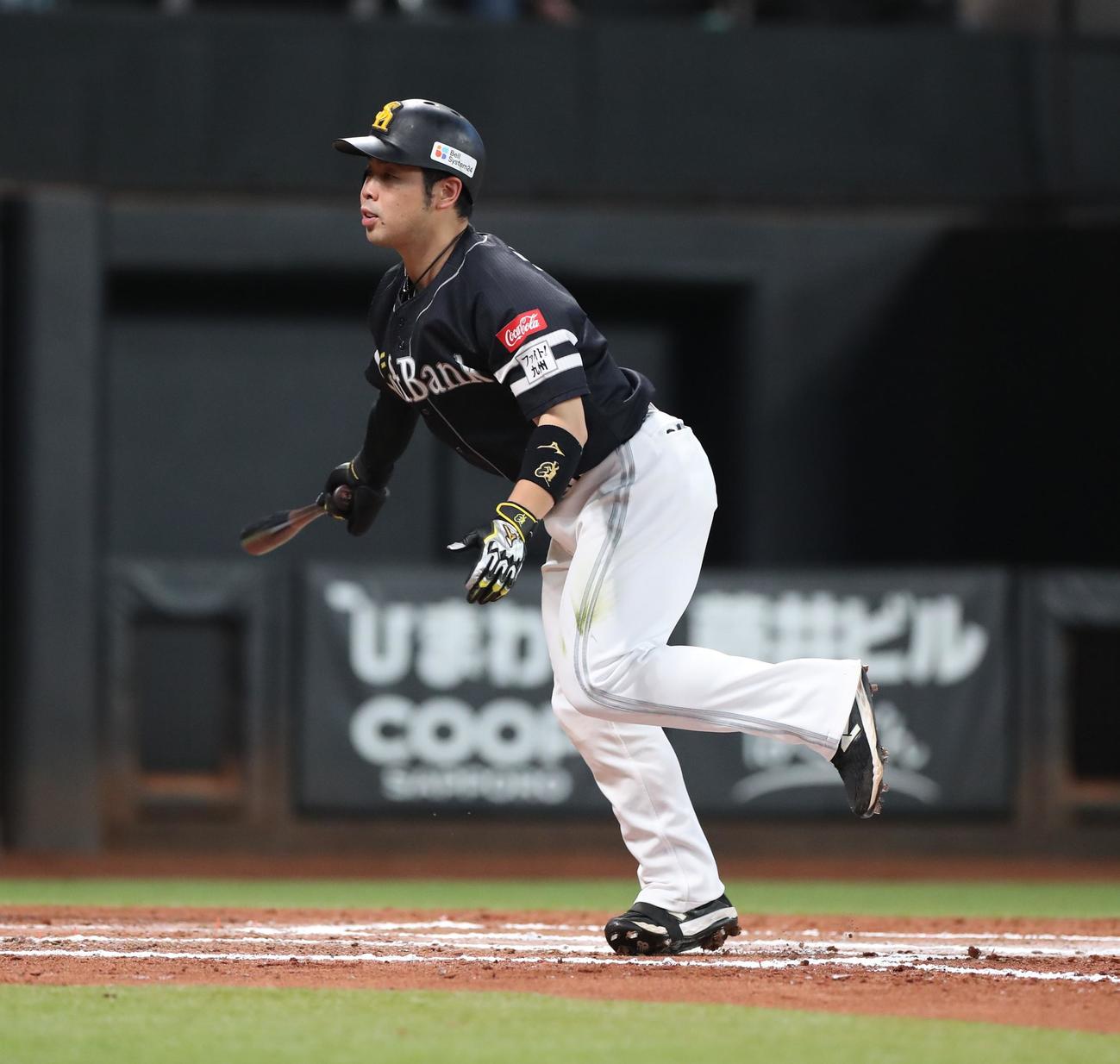 日本ハム対ソフトバンク　6回表ソフトバンク1死、三振に終わる近藤（撮影・黒川智章）