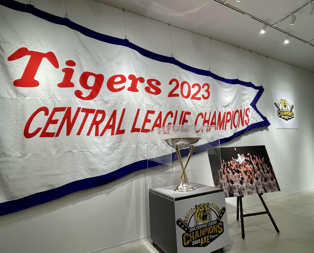 優勝ペナントとトロフィーが展示中の甲子園歴史館（撮影・中島麗）