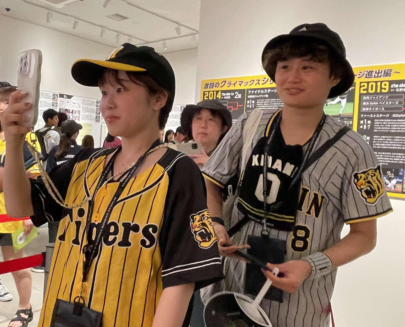 甲子園歴史館で展示中の優勝ペナントとトロフィーをファンは思い思いに眺めたり撮影を楽しんだ（撮影・中島麗）