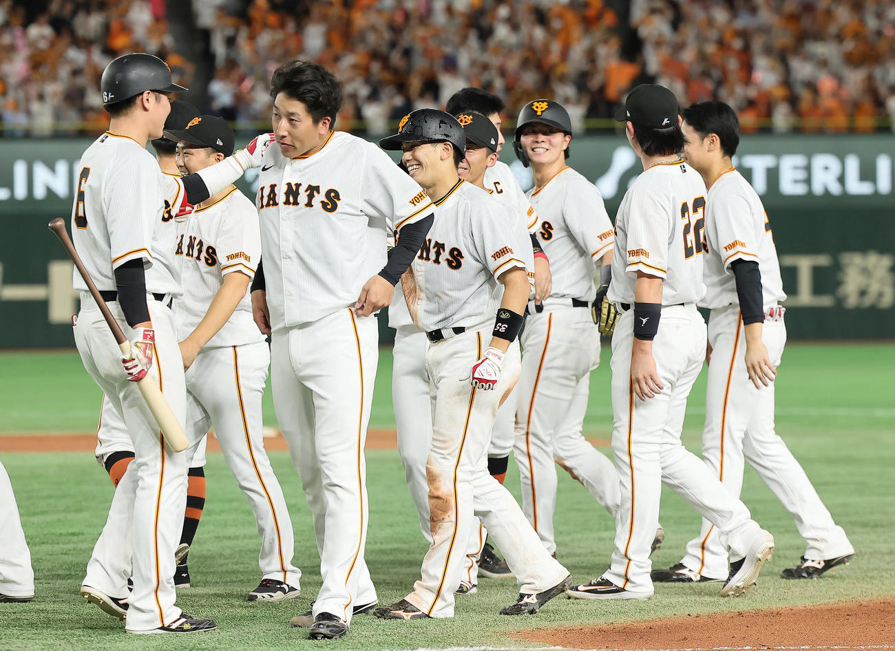 巨人対ヤクルト　巨人門脇（中央）のサヨナラ打の歓喜に沸く中、大勢（左から2人目）に声をかける坂本（左端）（撮影・足立雅史）