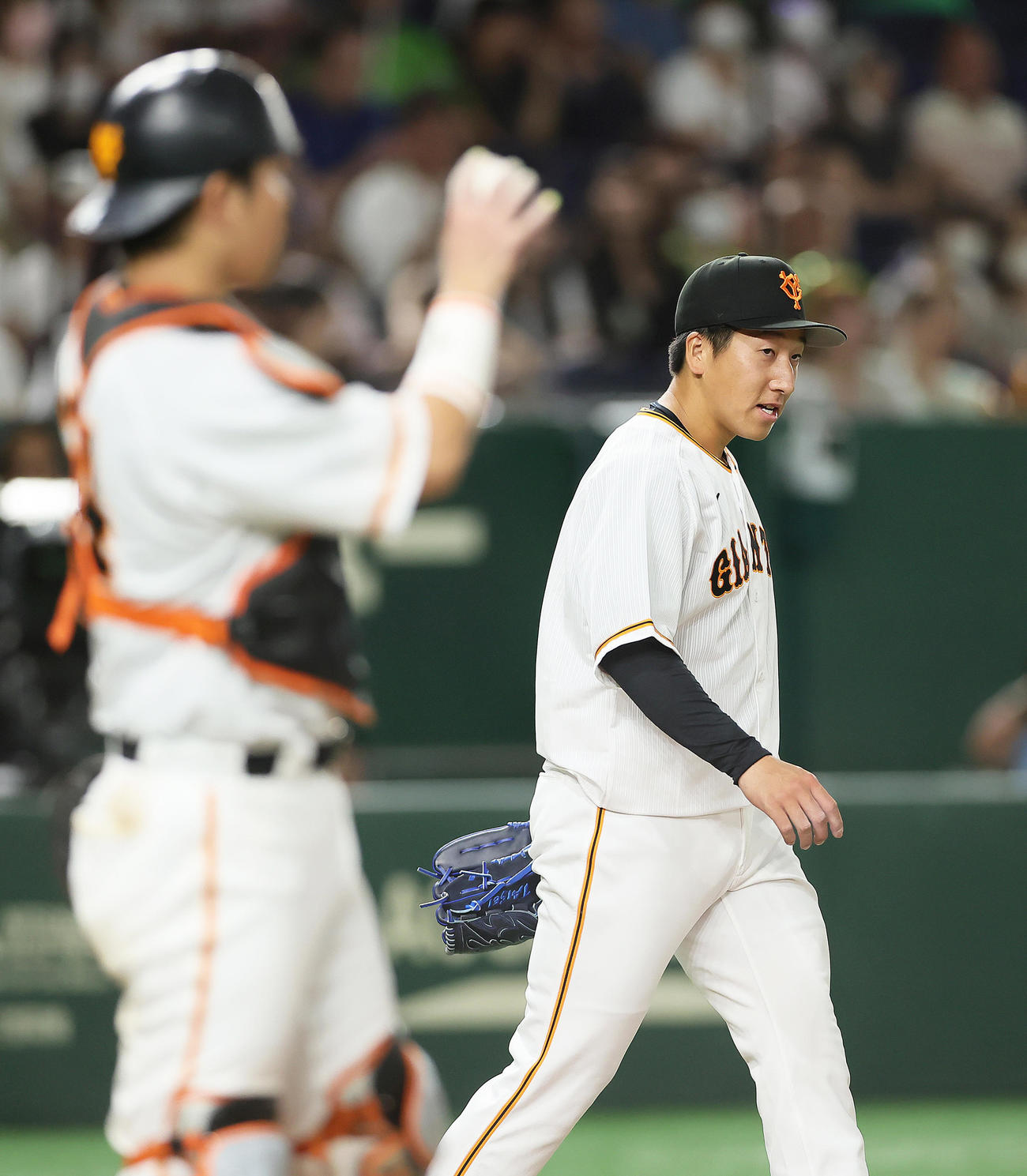巨人対ヤクルト　9回表ヤクルト1死三塁、中村に右犠飛を浴びた大勢（右）。捕手大城卓（撮影・足立雅史）