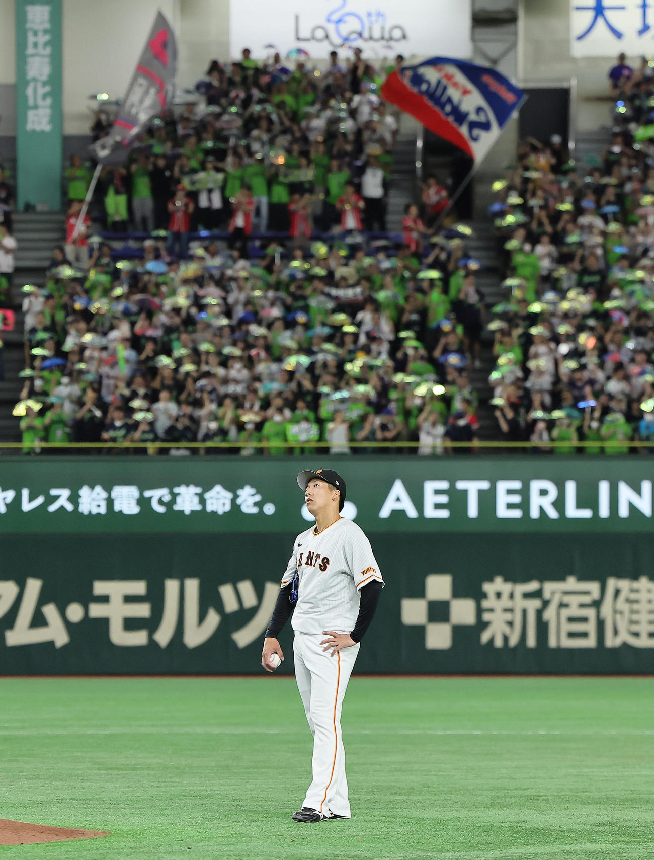 巨人対ヤクルト　9回表ヤクルト1死三塁、中村に右犠飛を浴びた大勢（撮影・足立雅史）