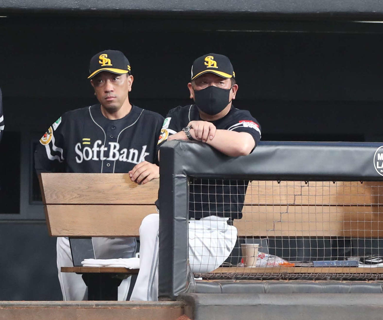 日本ハム対ソフトバンク　試合を見つめる藤本監督（右）（撮影・黒川智章）