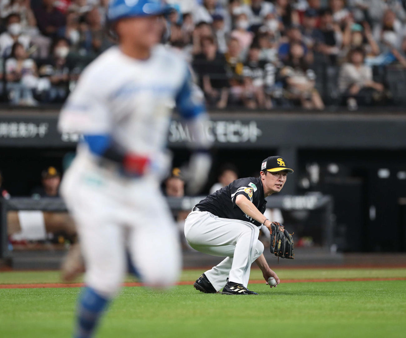 日本ハム対ソフトバンク　2回裏日本ハム2死一、三塁、奈良間（手前）にセーフティースクイズを決められる和田（撮影・黒川智章）