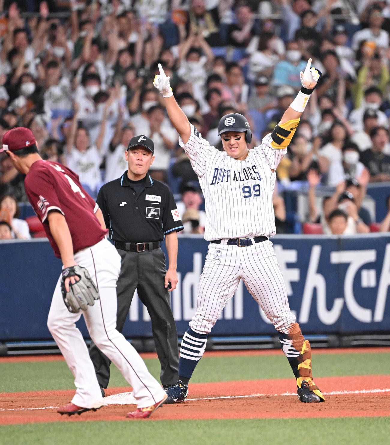 オリックス対楽天　8回裏オリックス1死二塁、左中間を破る勝ち越しの適時三塁打を放った杉本はベンチに向かってバンザイ（撮影・和賀正仁）