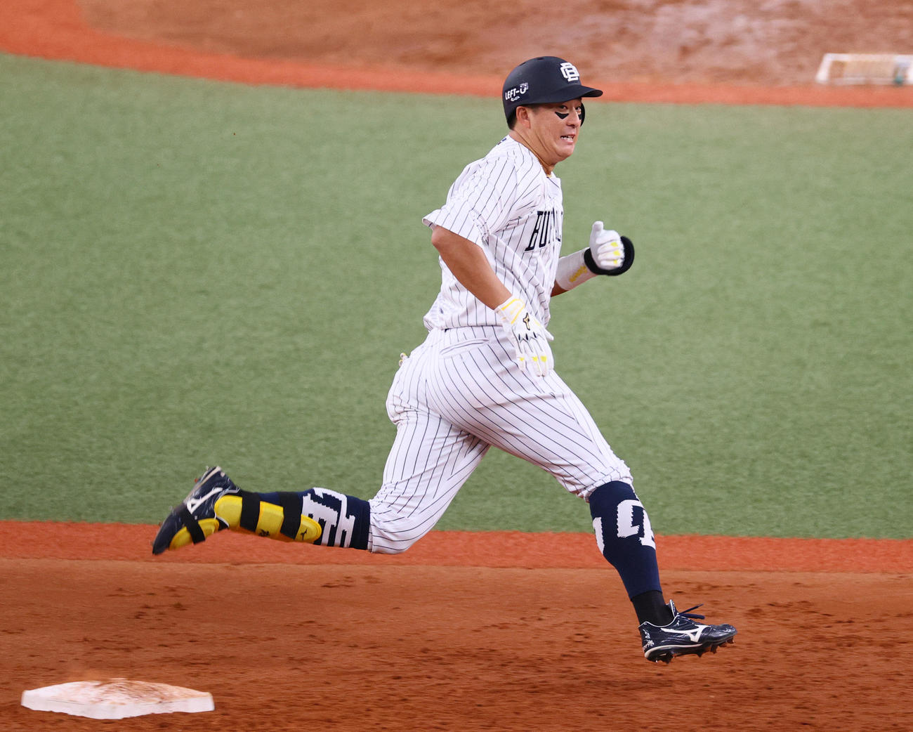 オリックス対楽天　8回裏オリックス1死二塁、杉本は中適時三塁打を放ち三塁に向かう（撮影・上山淳一）
