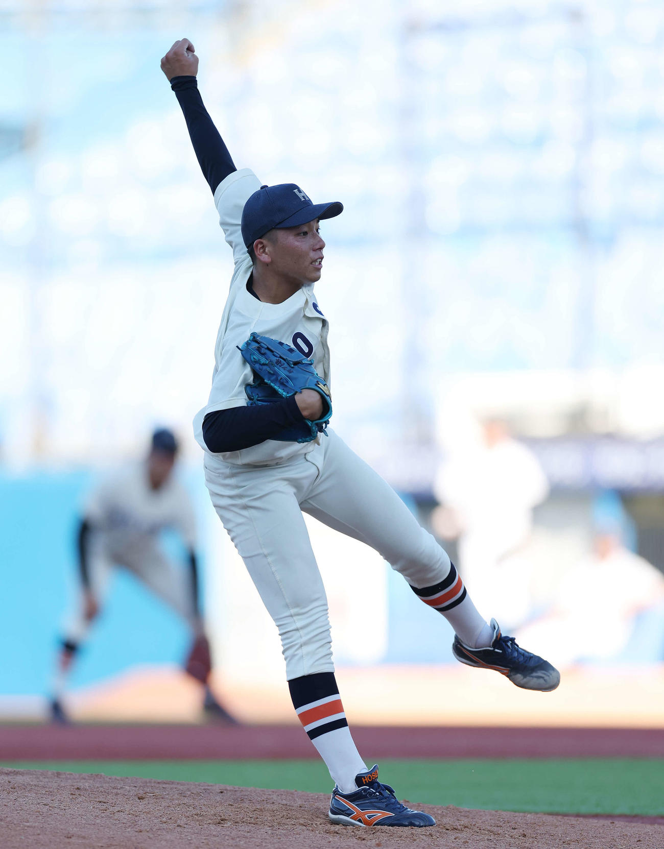 法大対立大　法大2番手で登板する尾崎（撮影・宮地輝）