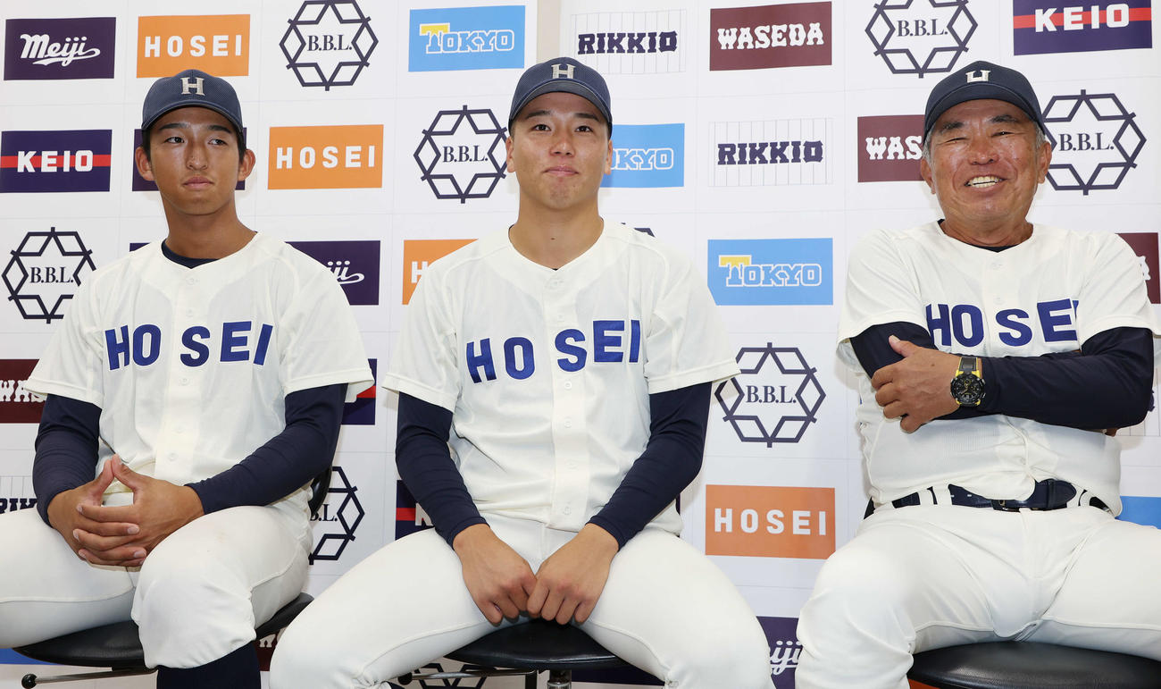 法大対立大　試合後の会見で笑顔を見せる左から法大・松下、尾崎、加藤監督（撮影・宮地輝）