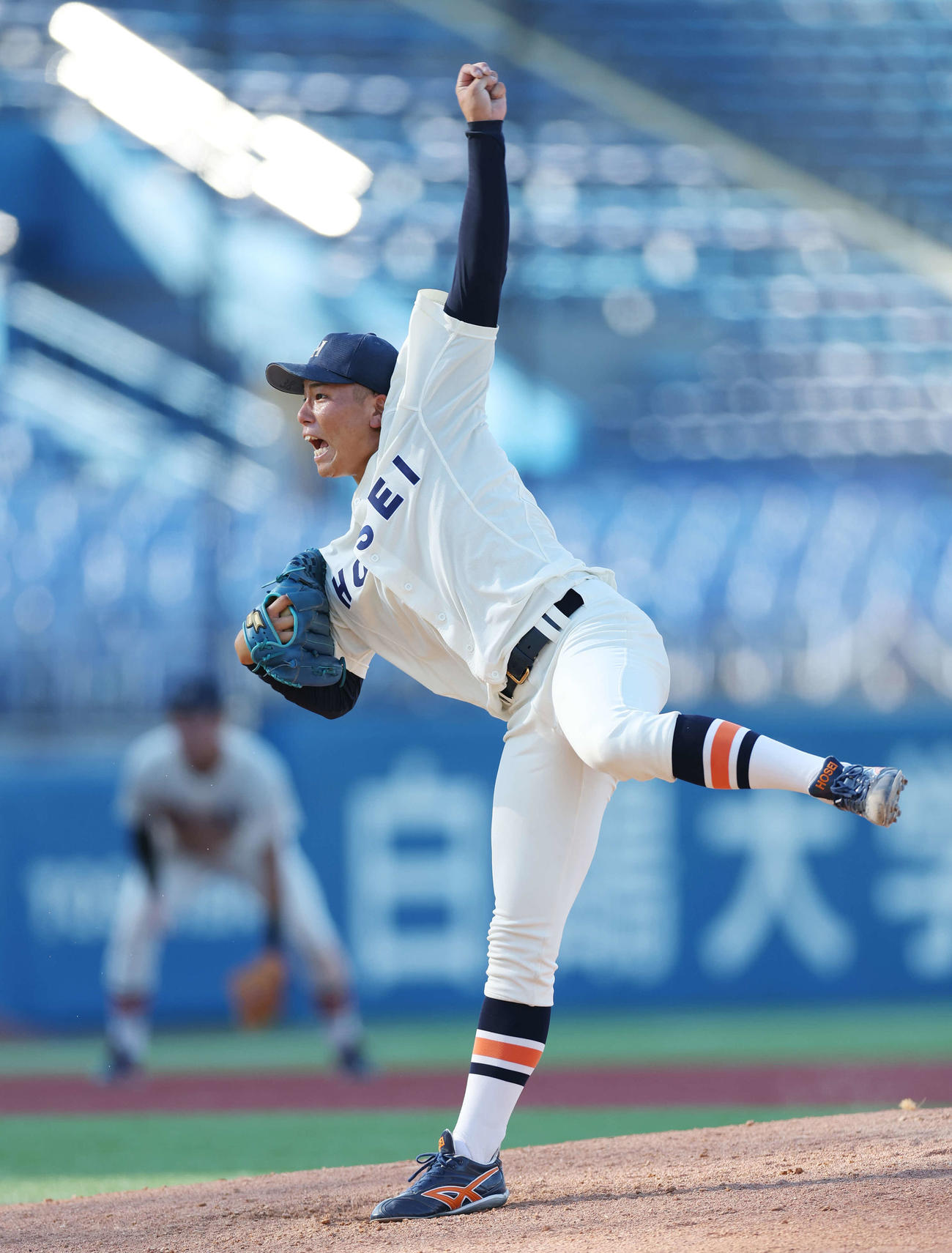 法大対立大　法大2番手で登板する尾崎（撮影・宮地輝）