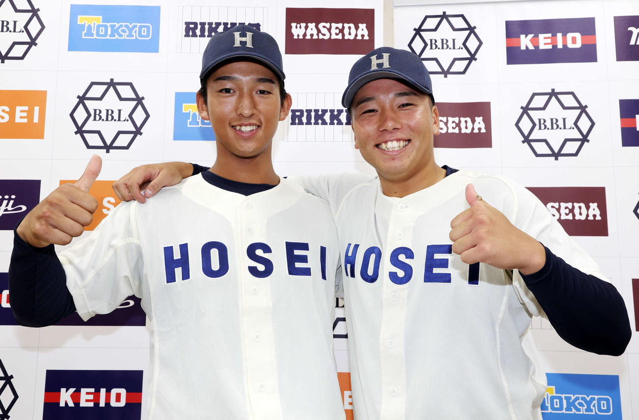 法大対立大　笑顔でサムズアップする法大・松下（左）と尾崎（撮影・宮地輝）