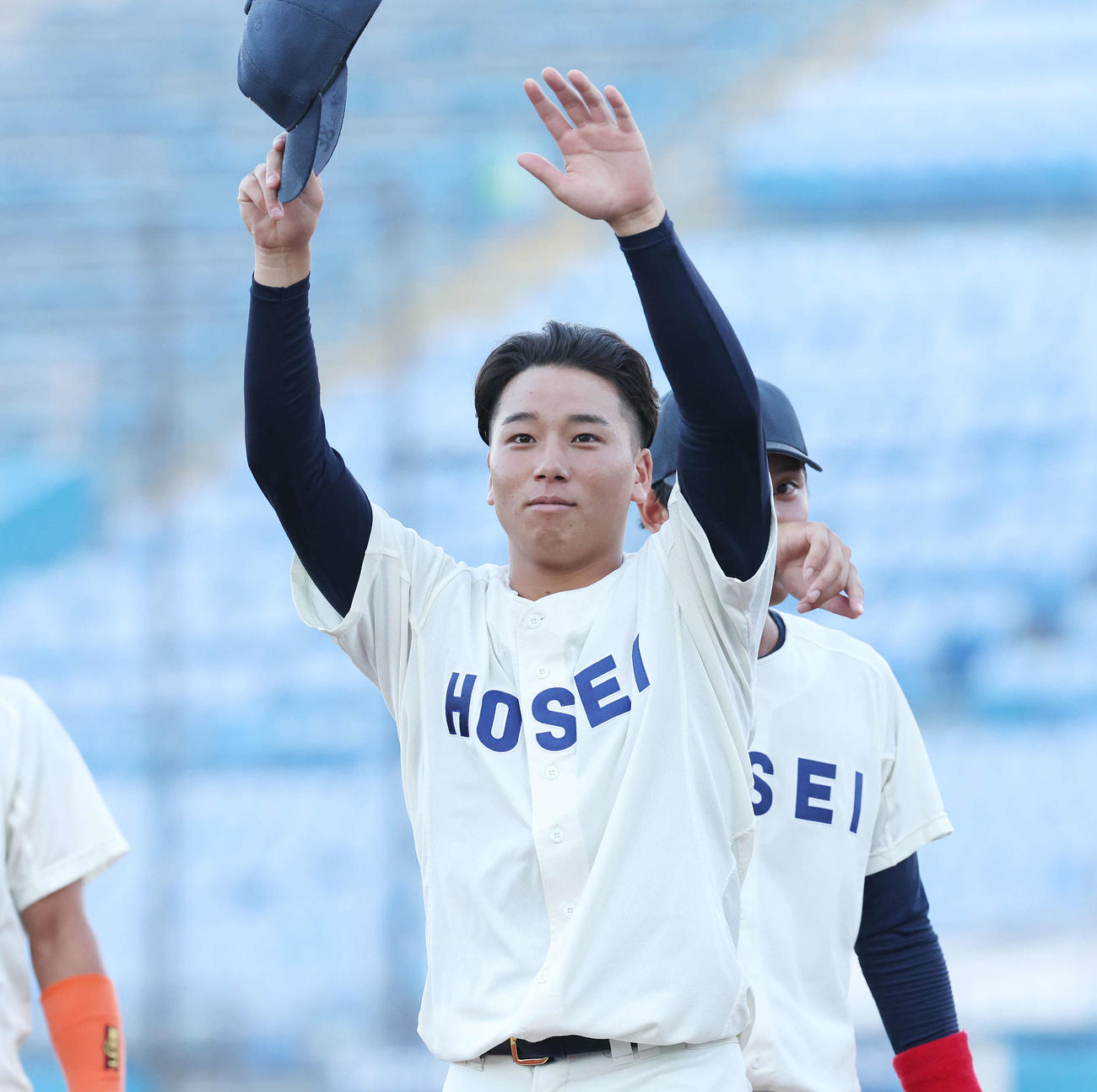 法大対立大　勝利し、スタンドへ手を振る法大・尾崎（撮影・宮地輝）