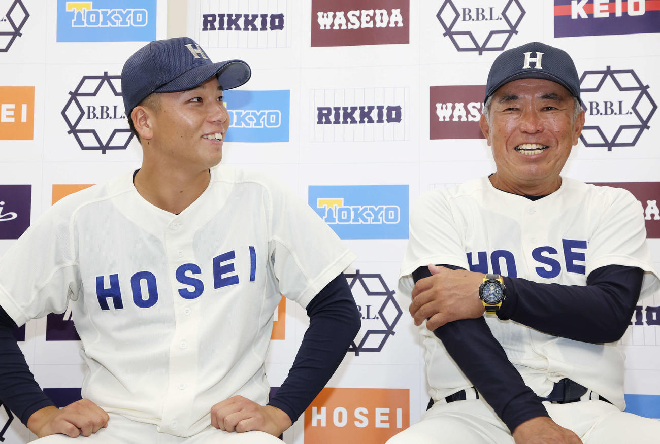 法大対立大　試合後の会見で笑顔を見せる法大・尾崎（左）と加藤監督（撮影・宮地輝）