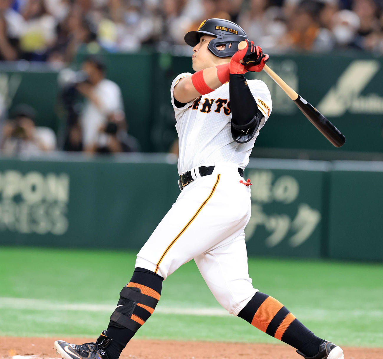 巨人対ヤクルト　6回裏巨人2死、岡本和は東京ドーム100号となる勝ち越し本塁打を放つ（撮影・浅見桂子）