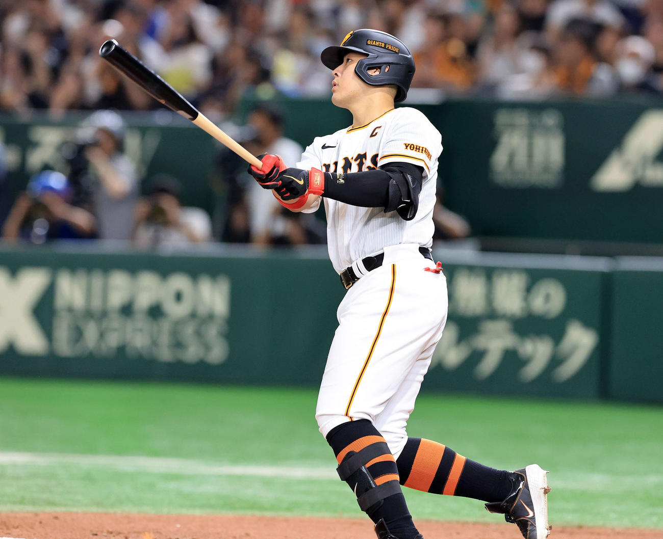 巨人対ヤクルト　6回裏巨人2死、岡本和は東京ドーム100号となる勝ち越し本塁打を放つ（撮影・浅見桂子）