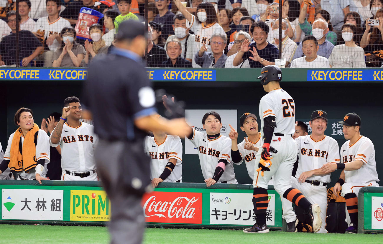巨人対ヤクルト　6回裏巨人2死、岡本和（手前）が東京ドーム100号となる勝ち越し本塁打を放ち、笑顔で迎える丸（中央）ら巨人ナイン（撮影・浅見桂子）