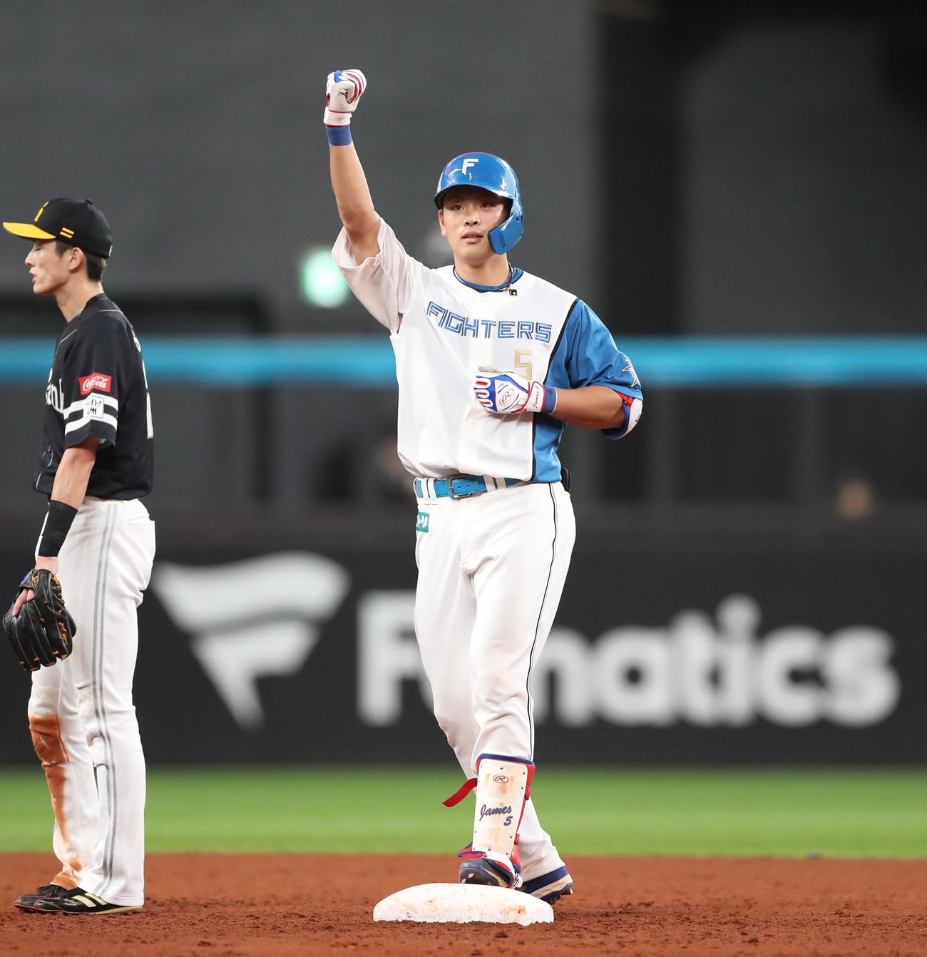 日本ハム対ソフトバンク　5回裏日本ハム2死一、二塁、左越え適時二塁打を放ちガッツポーズの野村（撮影・黒川智章）