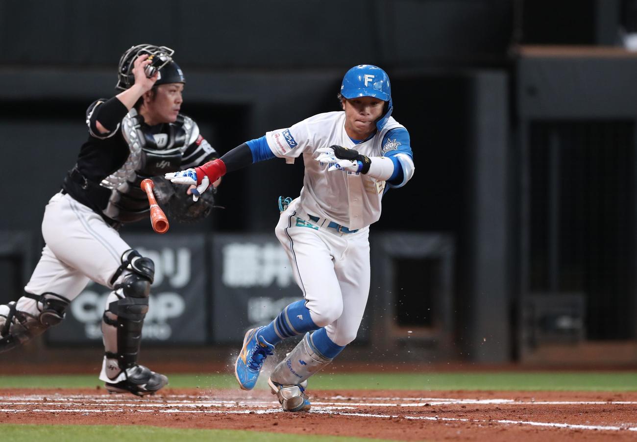 日本ハム対ソフトバンク　2回裏日本ハム2死一、三塁、投前にセーフティースクイズを決める奈良間（撮影・黒川智章）