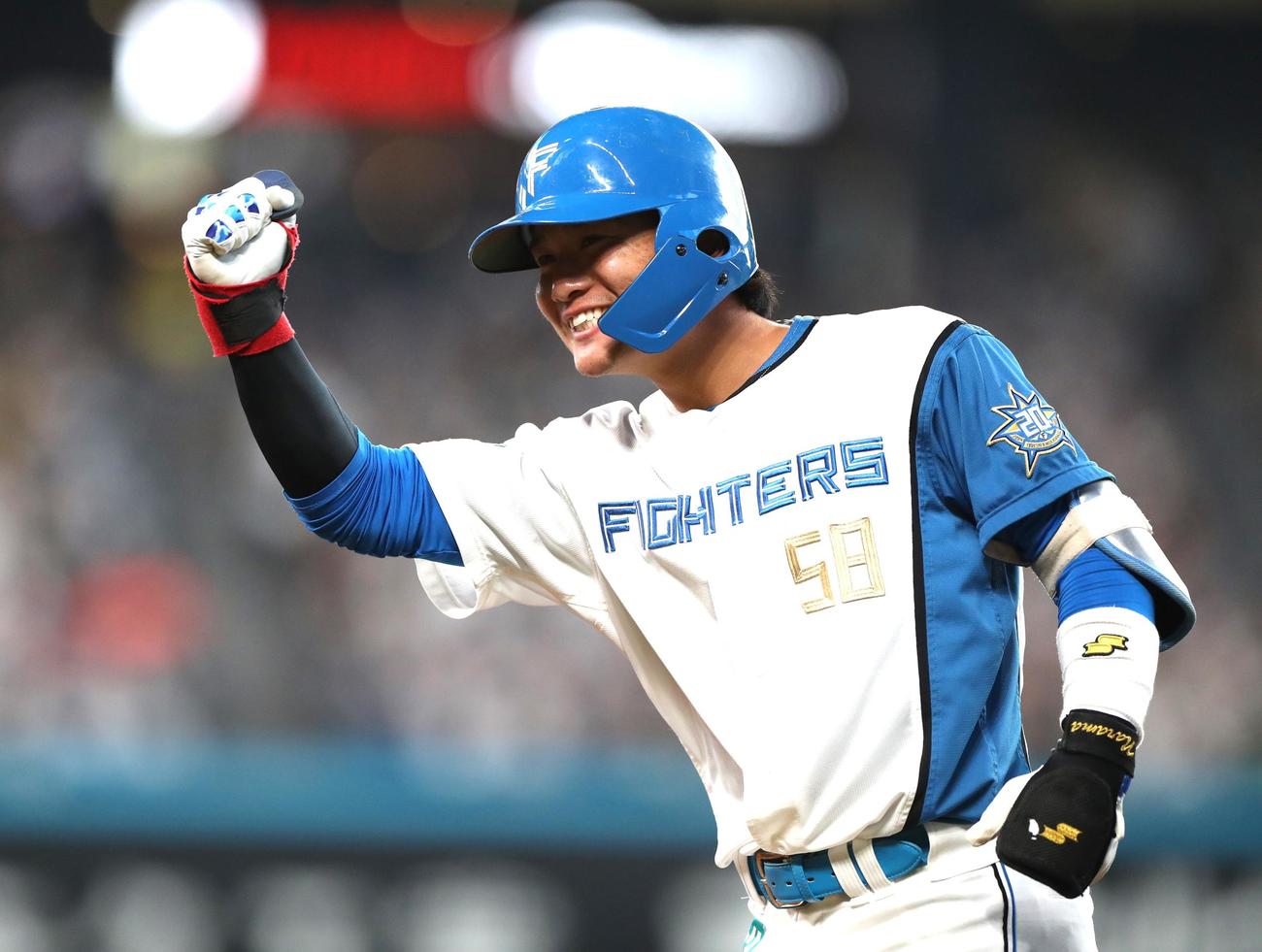 日本ハム対ソフトバンク　2回裏日本ハム2死一、三塁、投前にセーフティースクイズを決めガッツポーズの奈良間（撮影・黒川智章）
