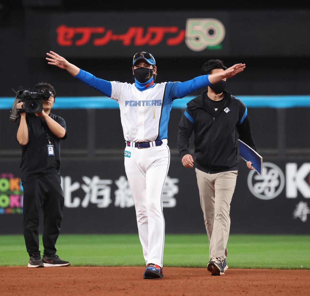 日本ハム対ソフトバンク　試合後、観客にあいさつする新庄監督（撮影・黒川智章）