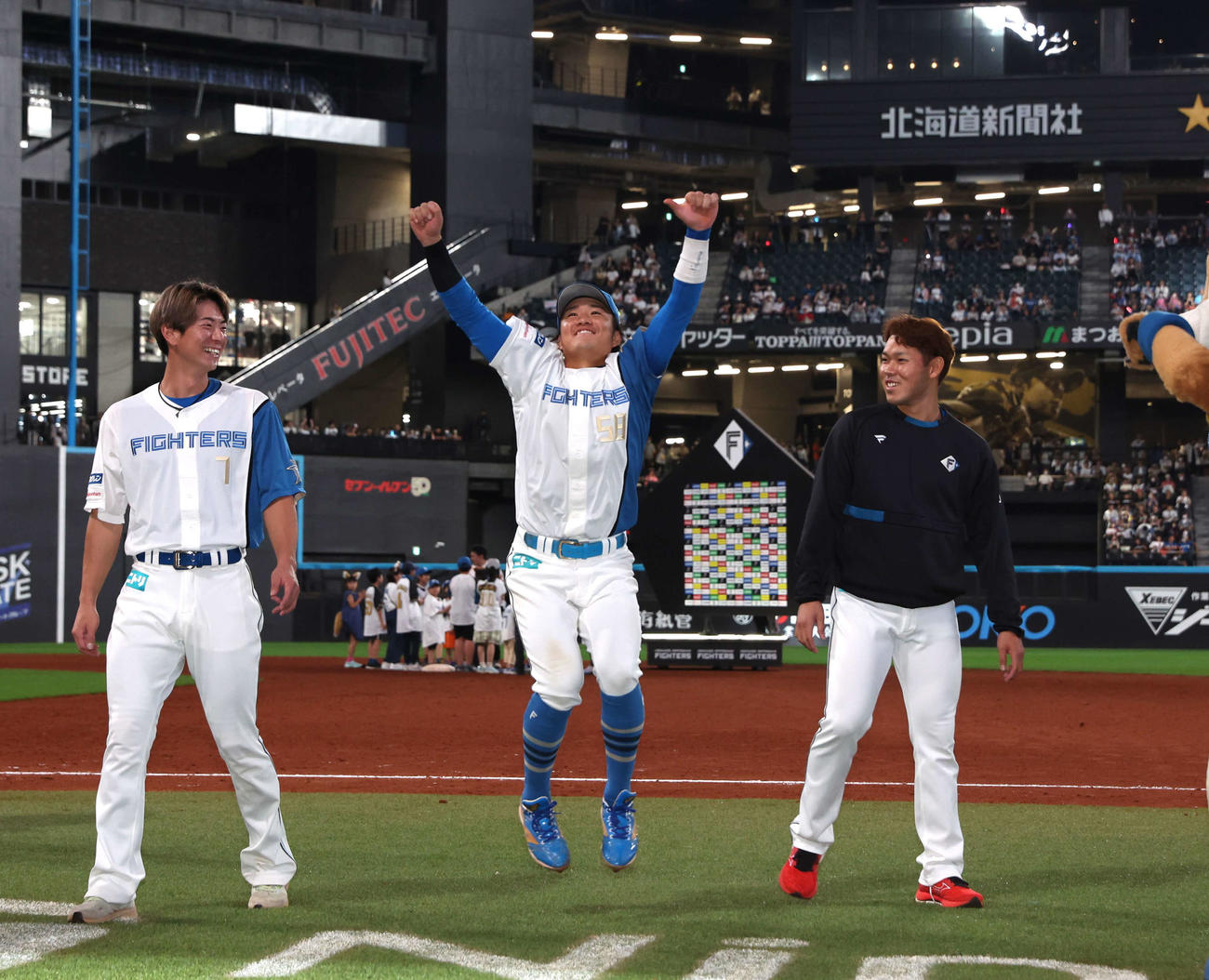 日本ハム対ソフトバンク　試合後、飛び跳ねて喜ぶ奈良間。左は松本剛、右は根本（撮影・黒川智章）