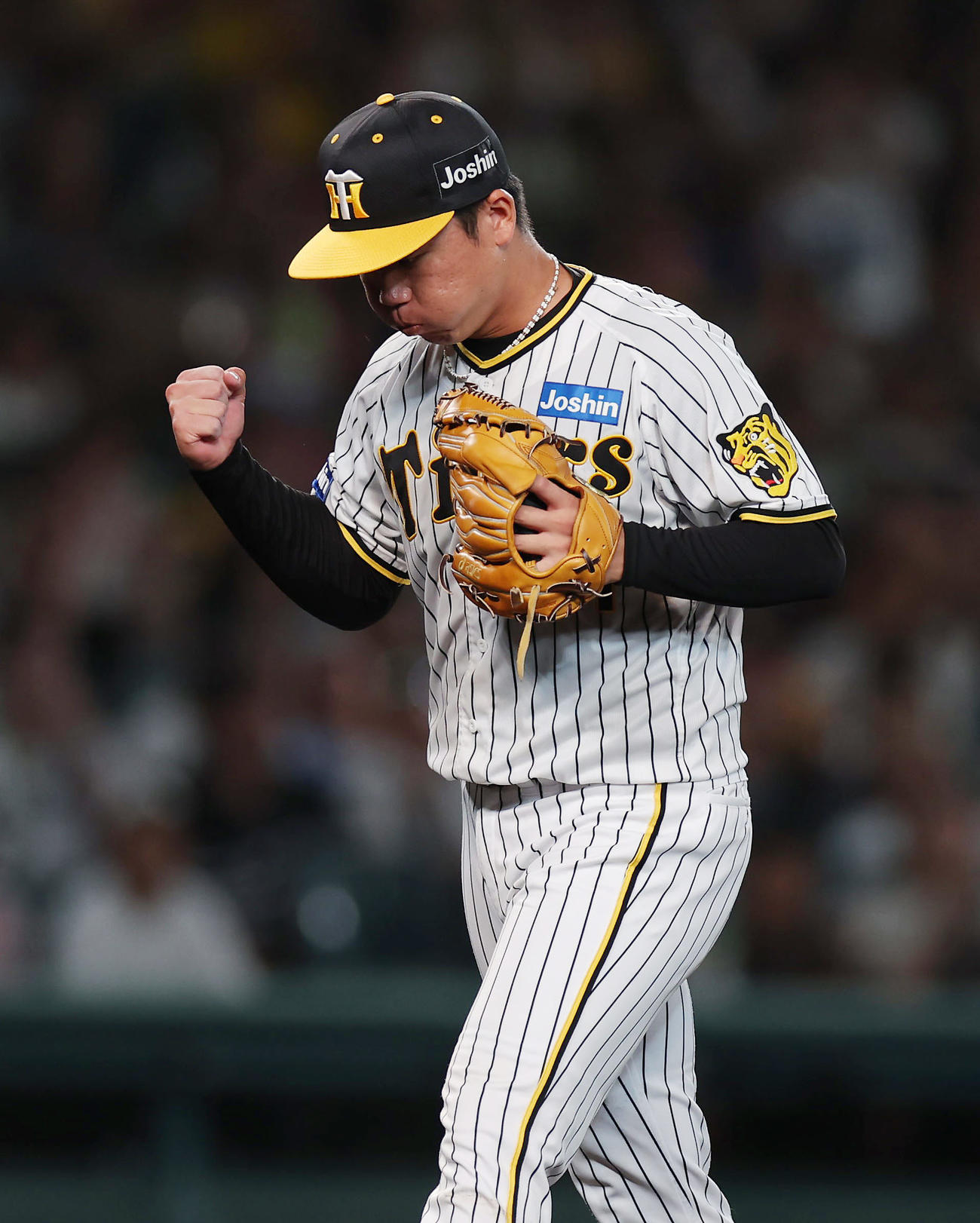 阪神対DeNA 6回表DeNA2死三塁、牧を遊ゴロに仕留め、ガッツポーズする村上（撮影・前田充）