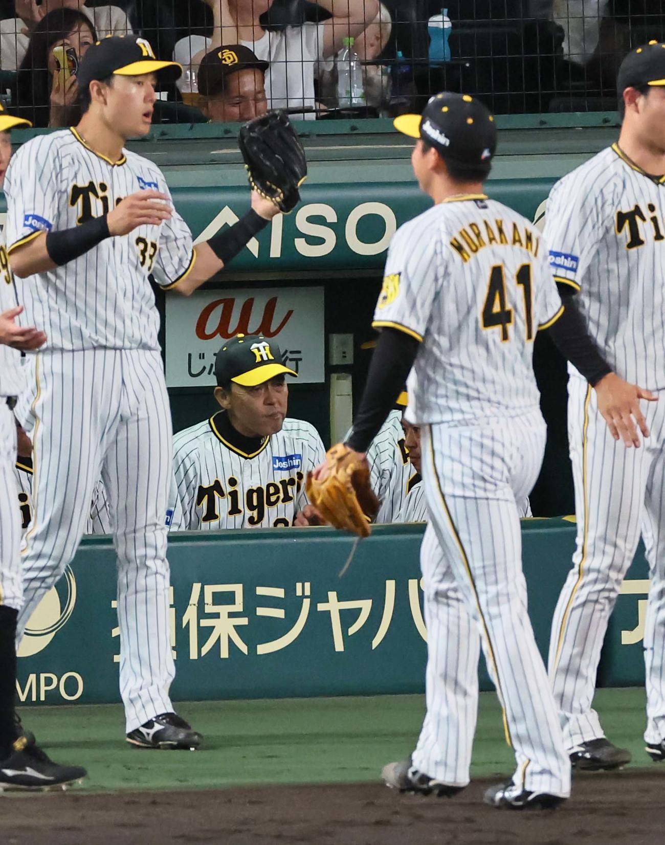 阪神対DeNA　岡田監督（中央）は無失点の村上を6回で降板させた（撮影・上田博志）