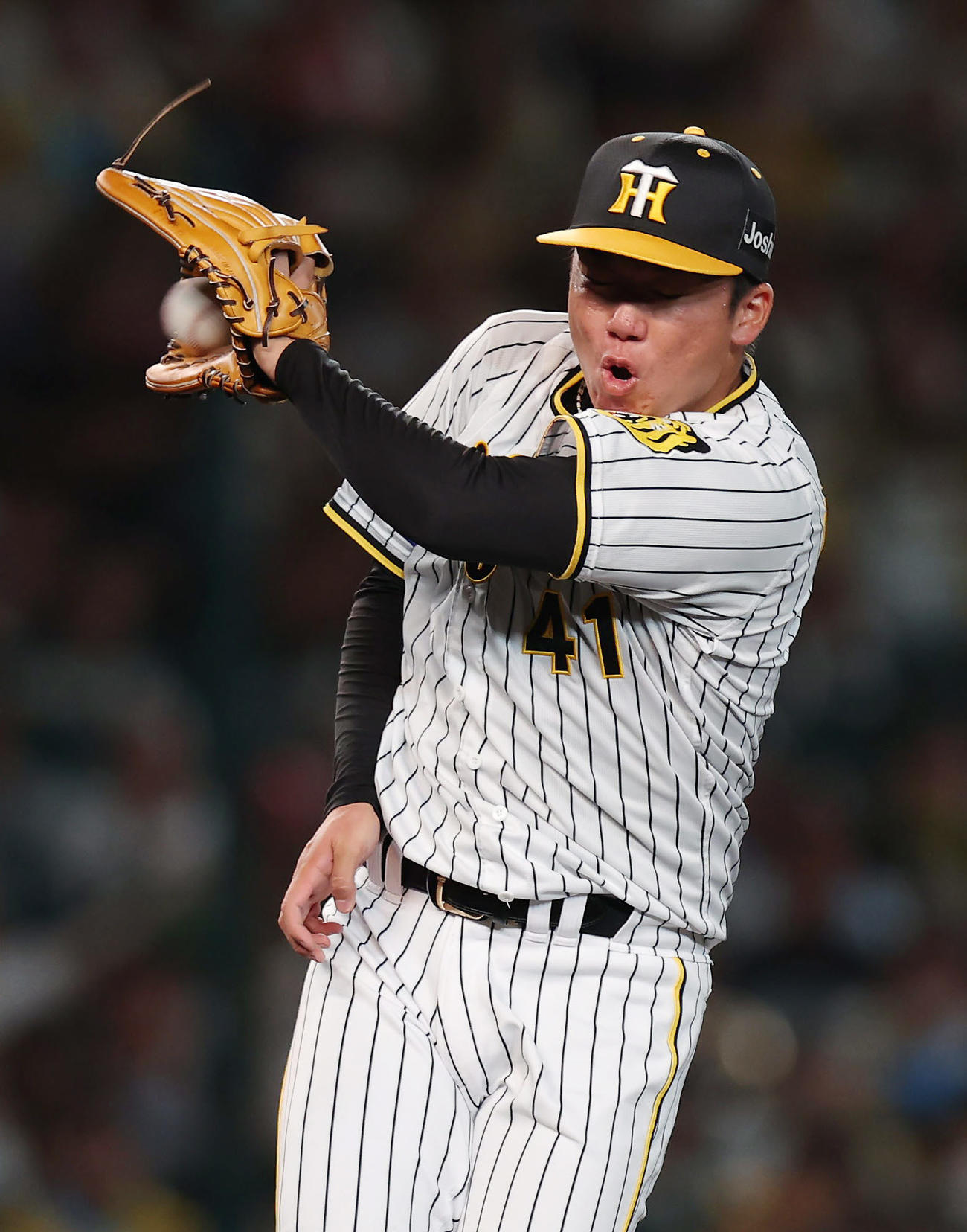 阪神対DeNA 4回表DeNA無死一塁、牧の投ゴロを好捕する村上（撮影・前田充）