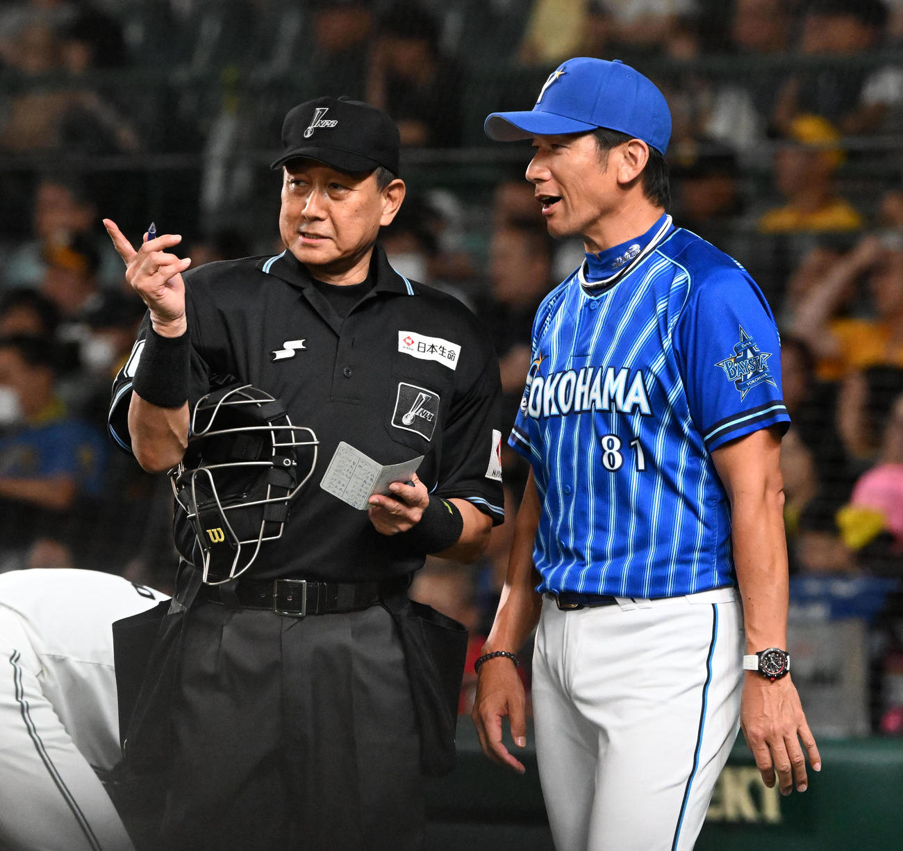 阪神対DeNA 7回、交代を告げる三浦監督（撮影・前岡正明）