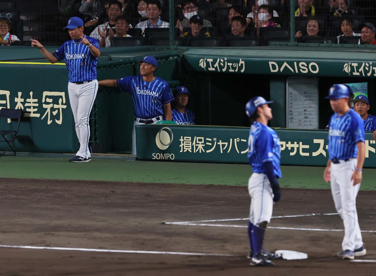 阪神対DeNA 7回表DeNA無死二塁、三浦監督（左）は知野のアウトの判定にリクエストを要求する（撮影・上田博志）