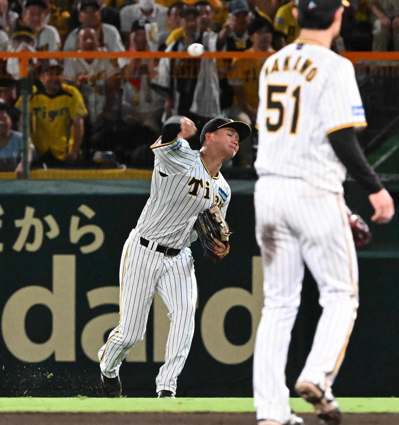 阪神対DeNA 7回表DeNA2死一、二塁、宮崎の右前打を捕球した森下は本塁へ送球し大和を刺す（撮影・前岡正明）