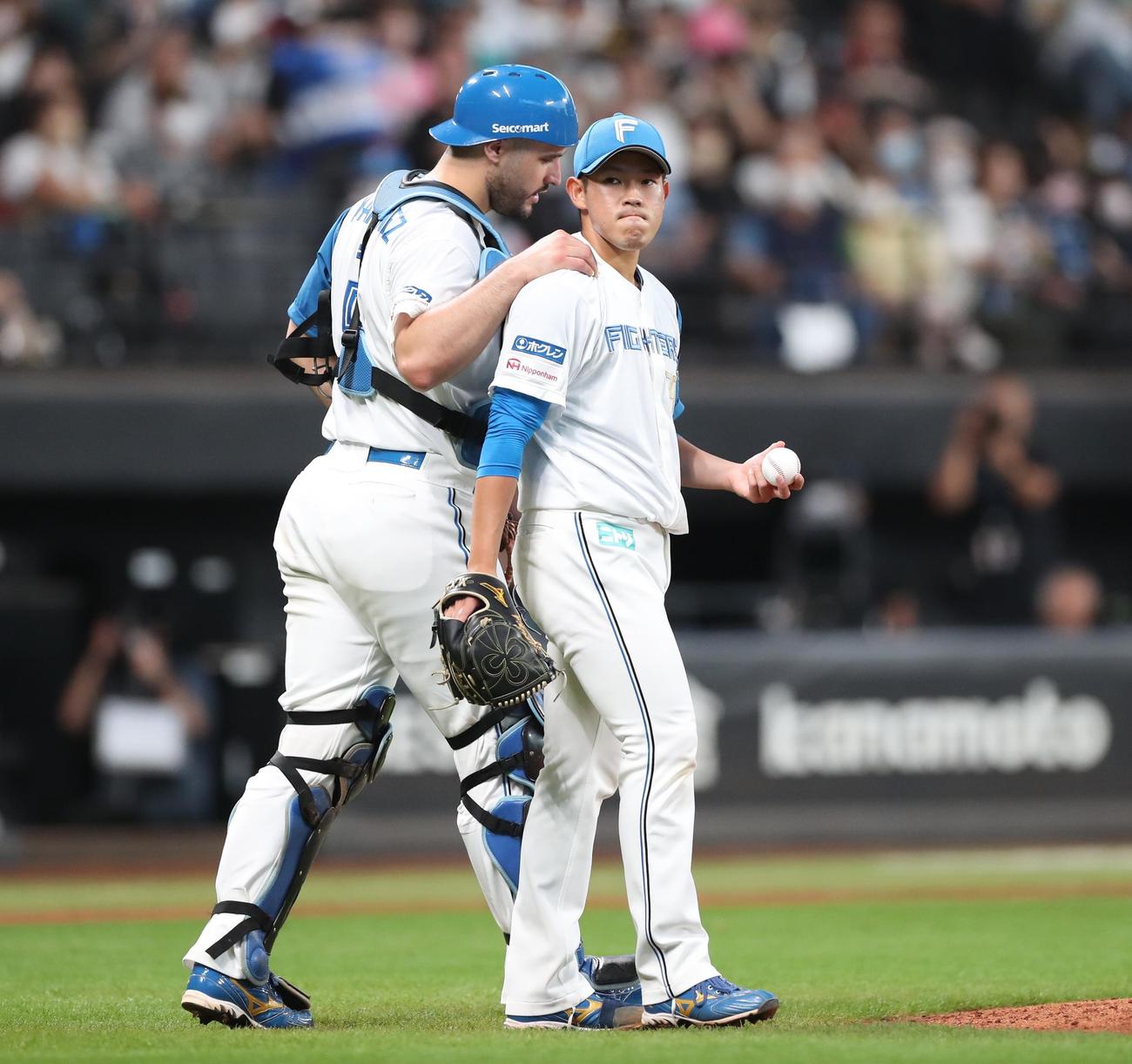 日本ハム対ソフトバンク　6回途中で降板する根本（撮影・黒川智章）