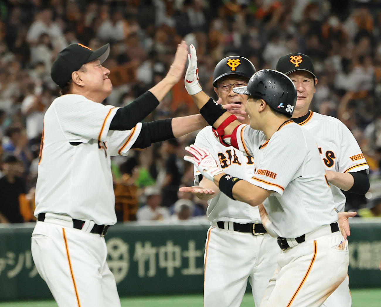 巨人対ヤクルト　9回裏巨人2死一、二塁、サヨナラ打の門脇（右）は原監督にタッチで迎えられる（撮影・足立雅史）