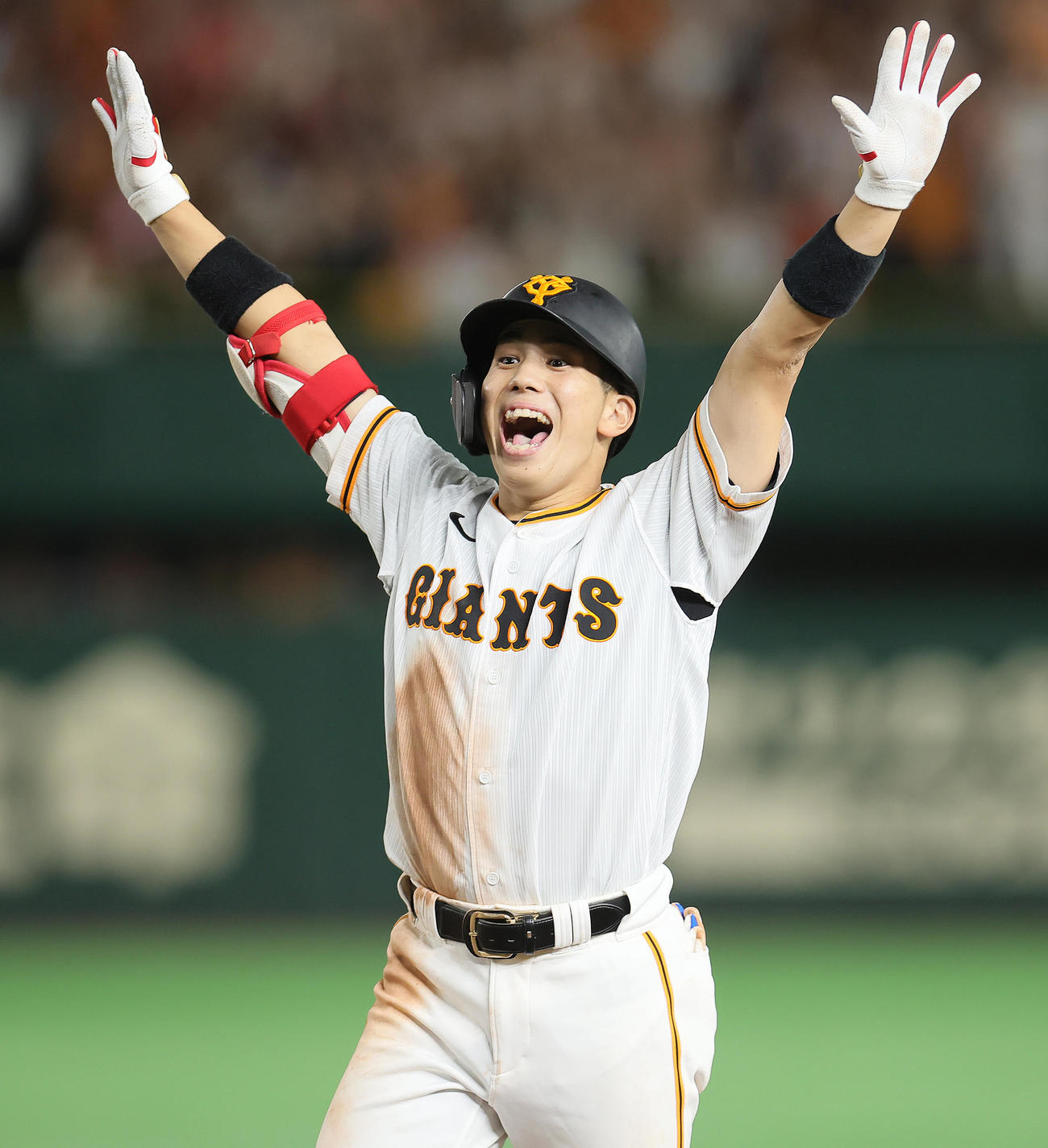 巨人対ヤクルト　9回裏巨人2死一、二塁、門脇はサヨナラ打を放ちバンザイで喜ぶ（撮影・足立雅史）