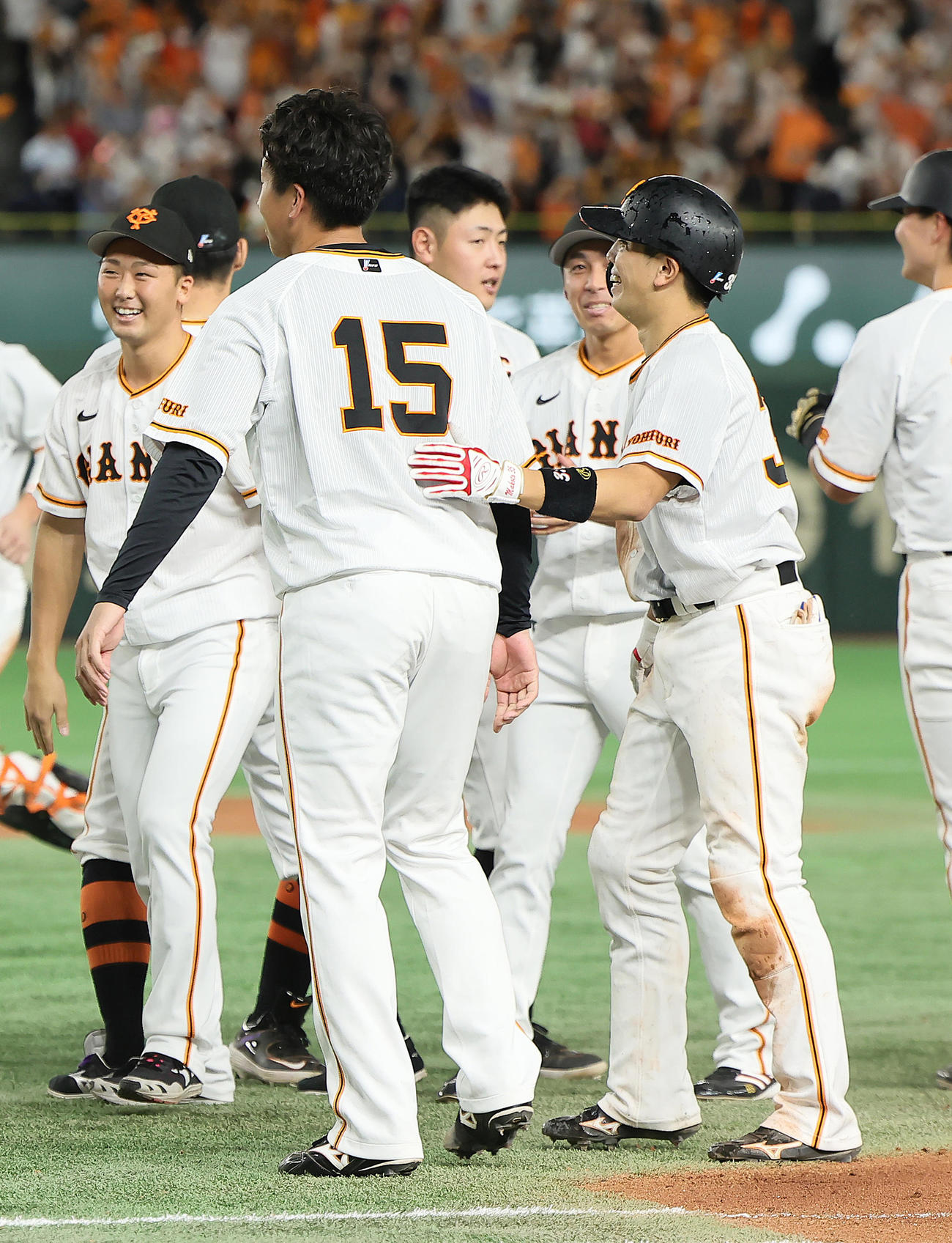 巨人対ヤクルト　9回裏巨人2死一、二塁、門脇（右）はサヨナラ打を放ち大勢の背中をたたく（撮影・足立雅史）