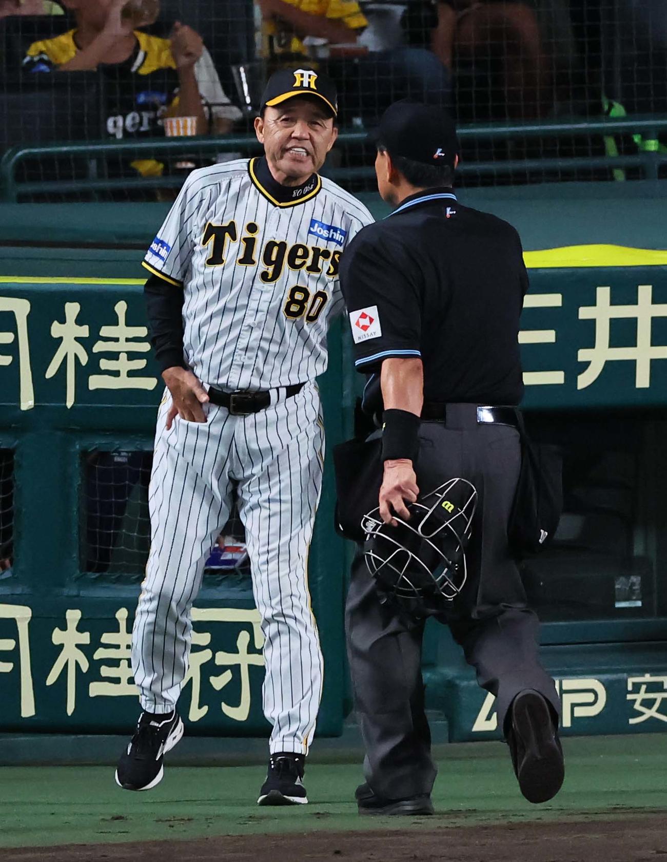 阪神対DeNA　選手交代を告げる岡田監督（撮影・上田博志）