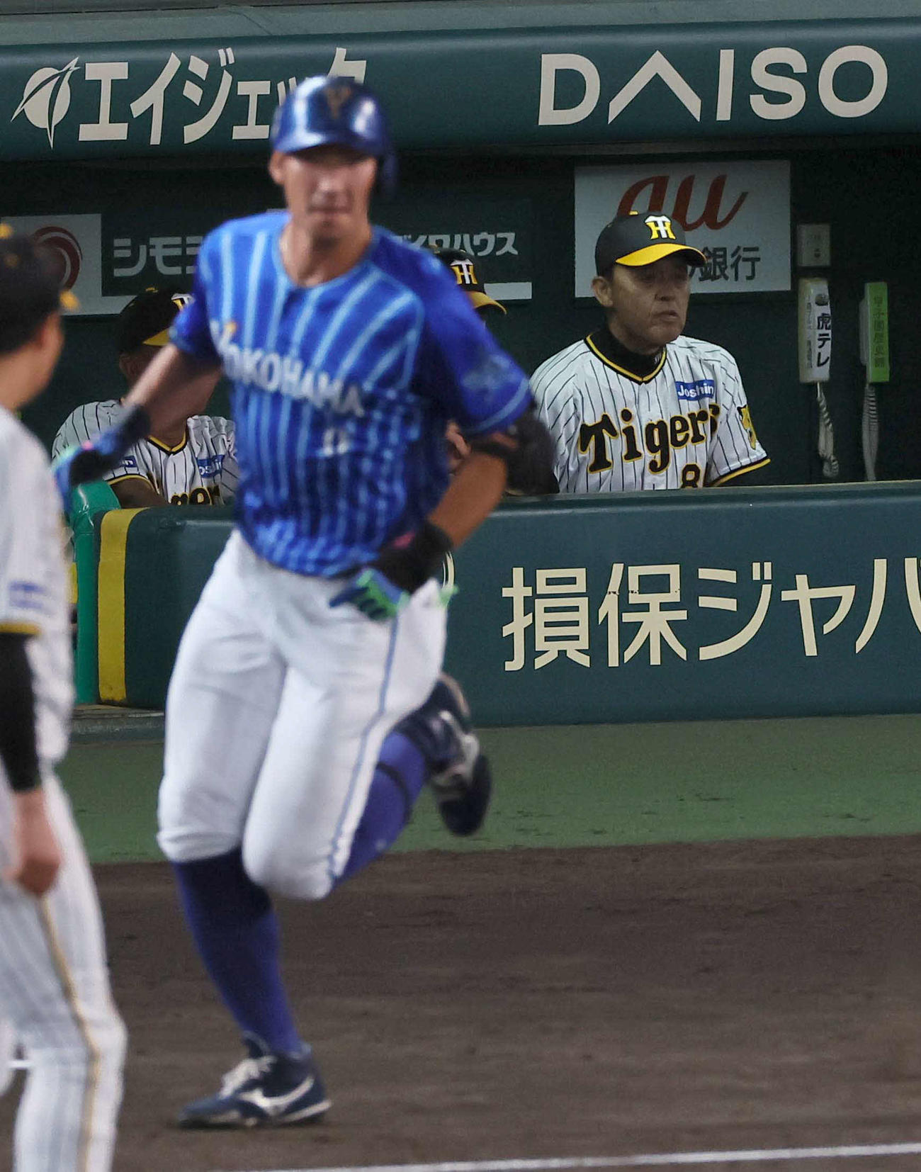 阪神対DeNA 9回表DeNA無死、岡田監督（右）は大田に左越え先制ソロ本塁打を浴びる（撮影・上田博志）