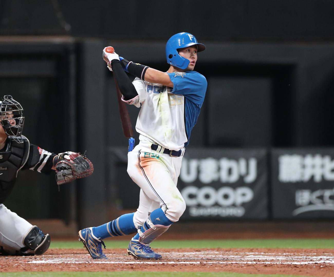 日本ハム対ソフトバンク　8回裏日本ハム2死満塁、右前適時打を放つ細川（撮影・黒川智章）