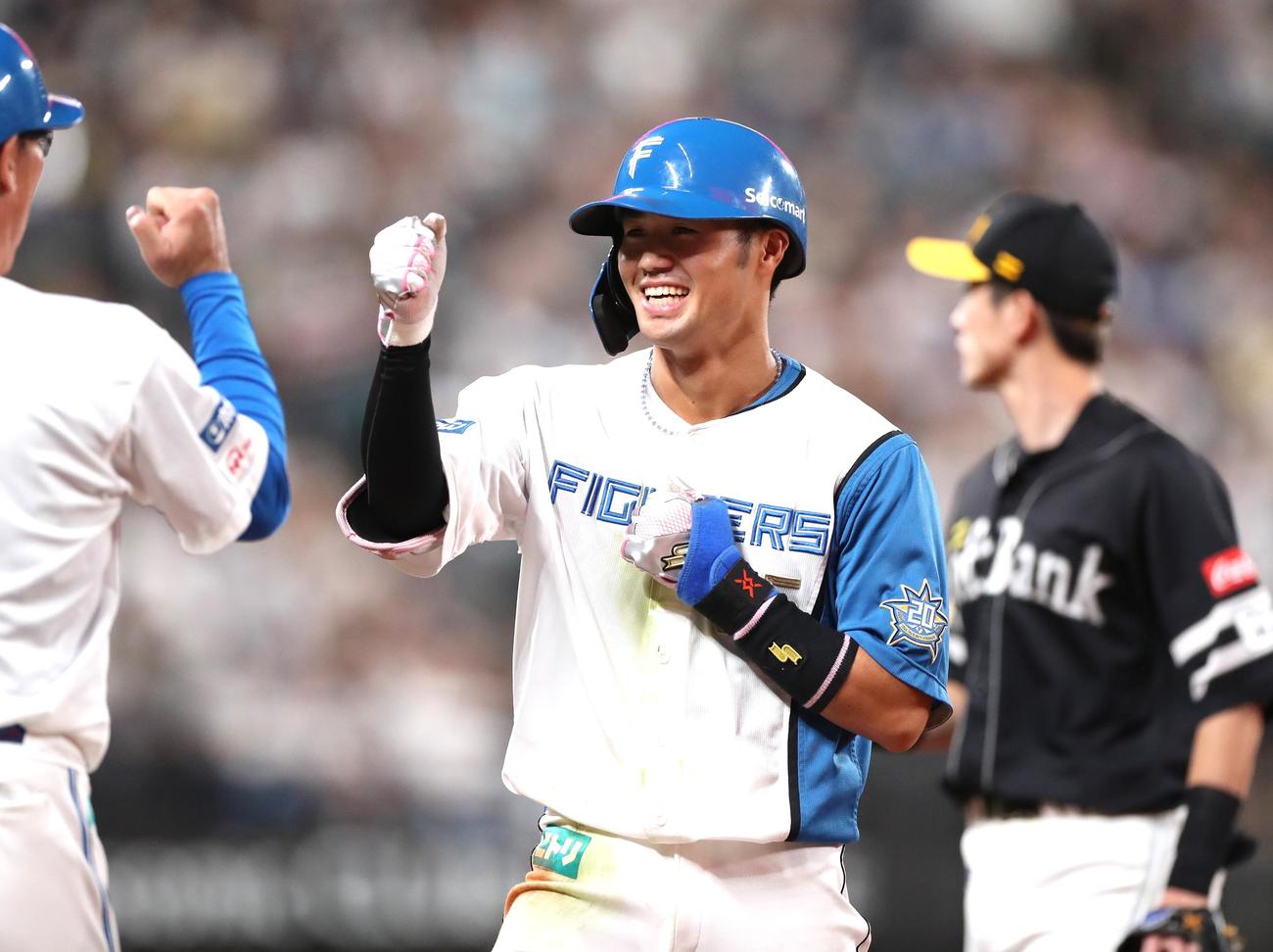 日本ハム対ソフトバンク　8回裏日本ハム2死満塁、右前適時打を放った細川（撮影・黒川智章）