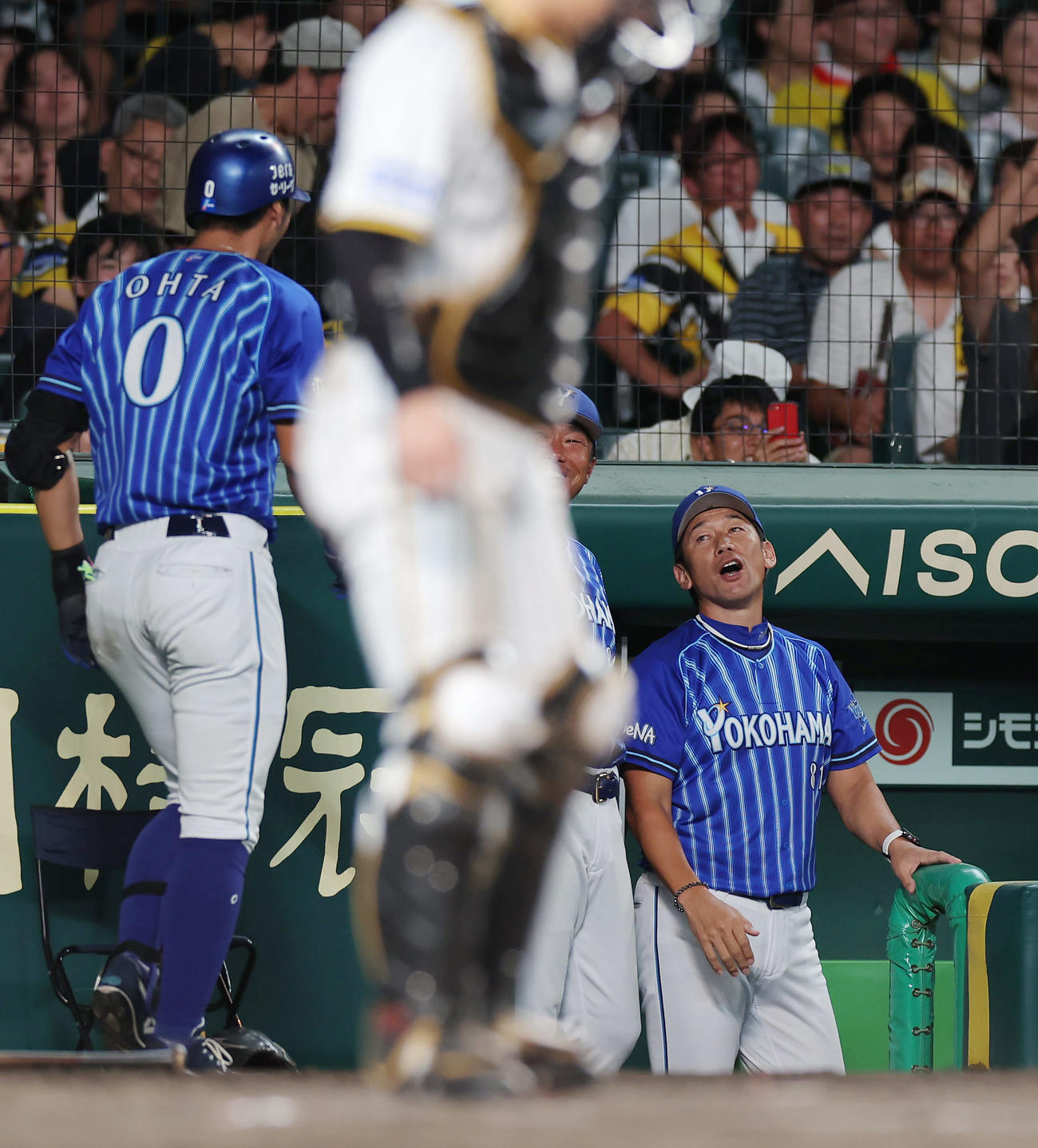 阪神対DeNA 9回表DeNA無死、本塁打を放った大田（左）を迎える三浦監督（撮影・前田充）