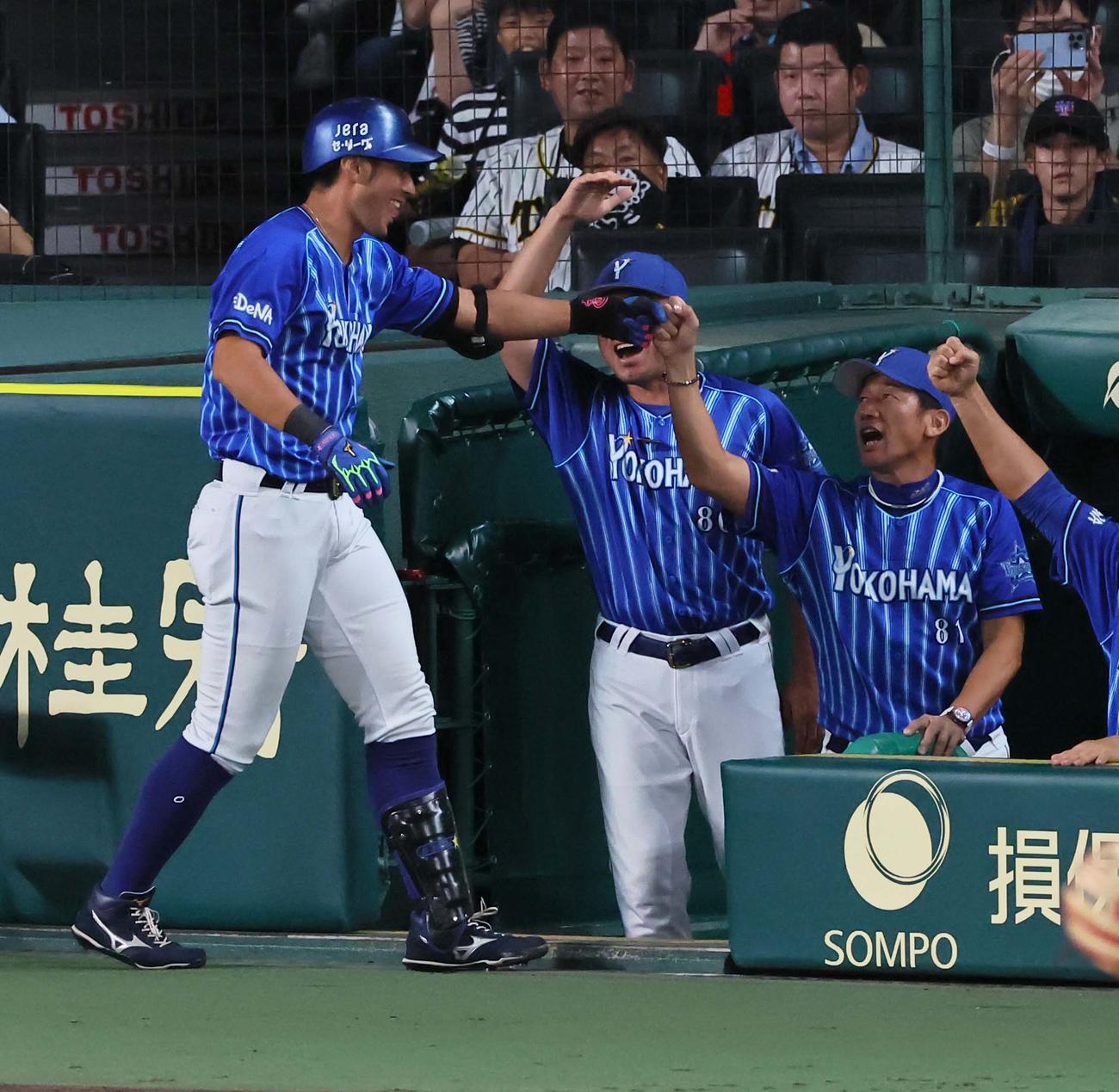 阪神対DeNA 9回表DeNA無死、三浦監督（右）は先制ソロ本塁打を放った大田をグータッチで出迎える（撮影・上田博志）