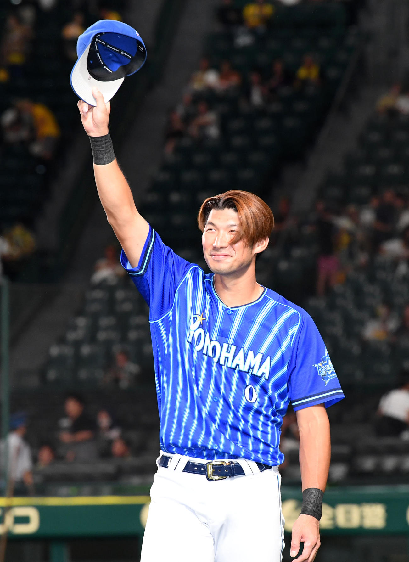 阪神対DeNA　決勝本塁打を放ったDeNA大田はファンの声援に応える（撮影・前岡正明）